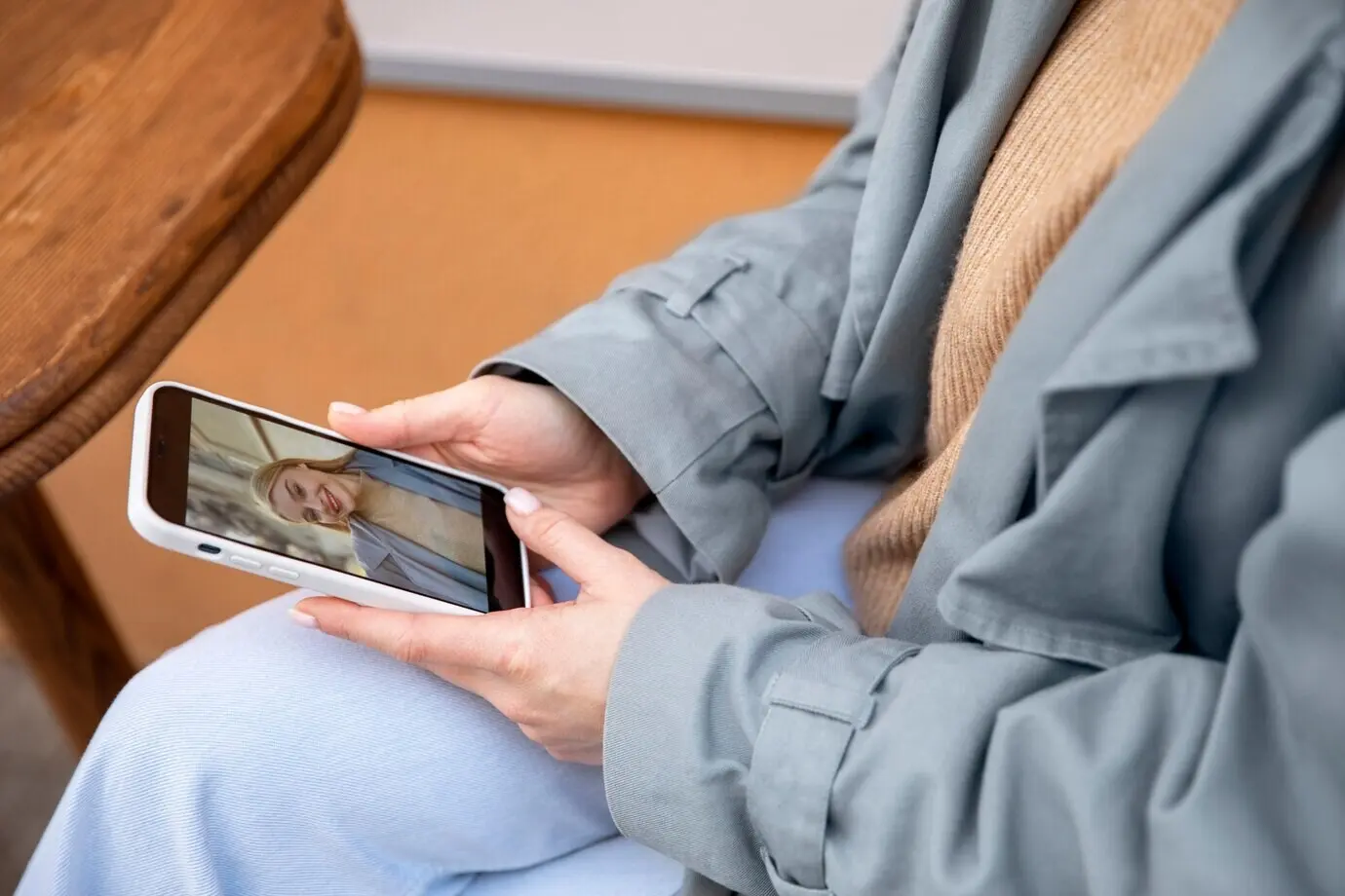 Крупный план рук, держащих смартфон.